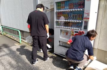 明治東陽町ビル周辺の清掃活動を実施しました。